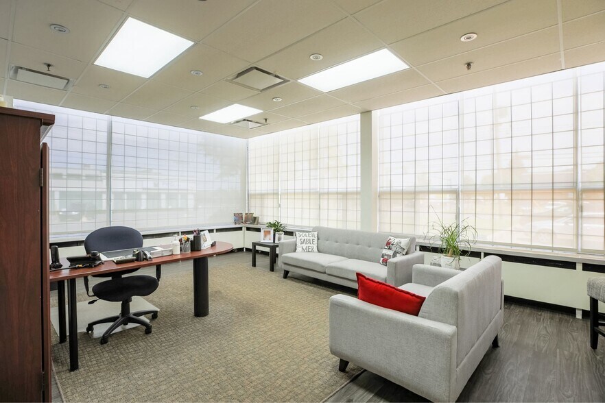 More Photos Of 5600-5620 Rue Ferrier, Mt Royal Warehouse For Lease