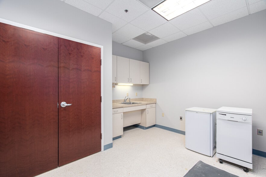 More Photos Of 21351 Gentry Dr, Sterling Office For Sale