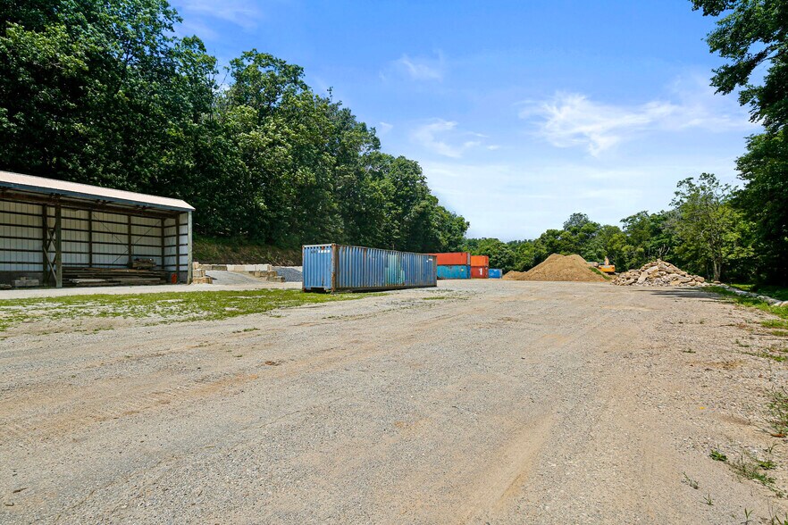 More Photos Of 8106 Intersection Rd, Glen Rock Warehouse For Lease