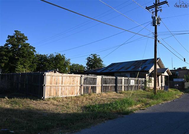 More Photos Of 200 N Burnett St, Wichita Falls Freestanding For Sale