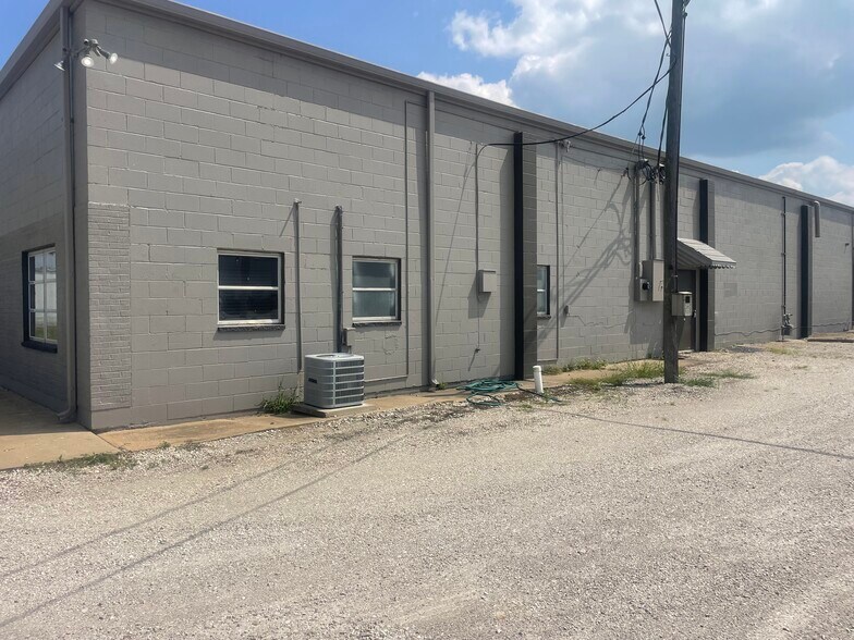 More Photos Of 212 Lions Estates Dr, Jonesburg Warehouse For Lease