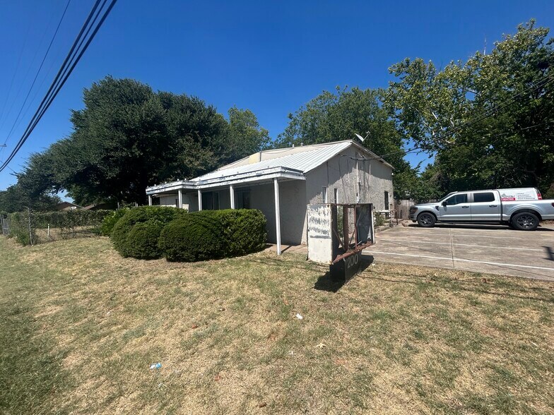More Photos Of 200 N Beach St, Fort Worth Office For Sale