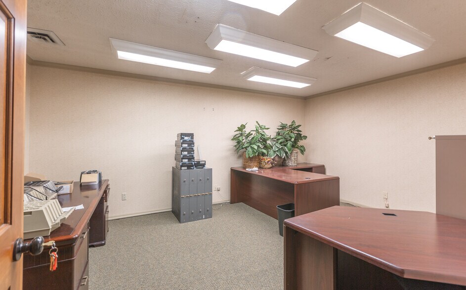 More Photos Of 216 W 2nd St, Dixon Bank For Sale