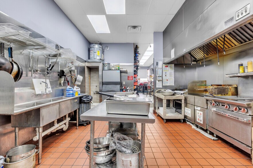 More Photos Of 7641 Hacks Cross Rd, Olive Branch Service Station For Sale