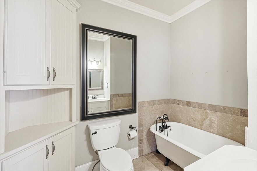 More Photos Of 111 S Pine St, Roanoke General Retail For Sale