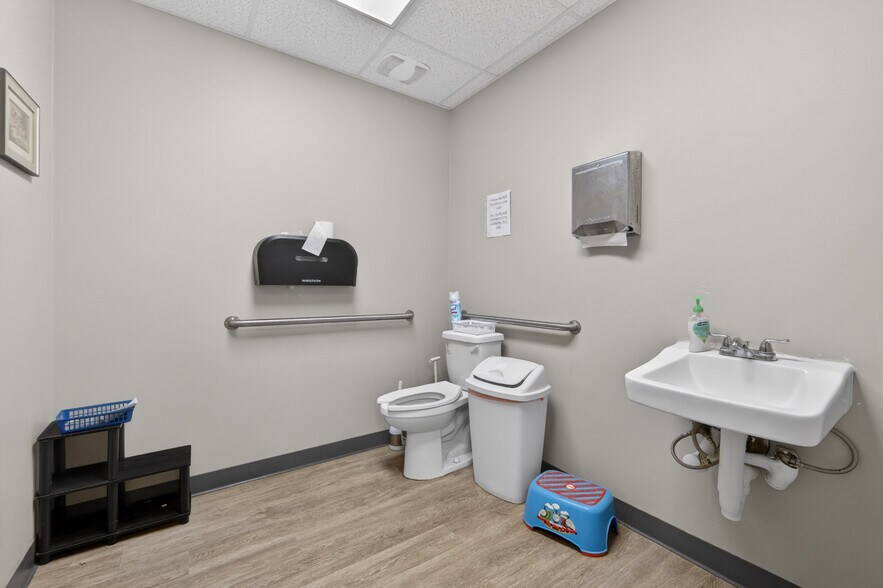 More Photos Of 4903 Golden Quail, San Antonio Storefront Retail Office For Sale