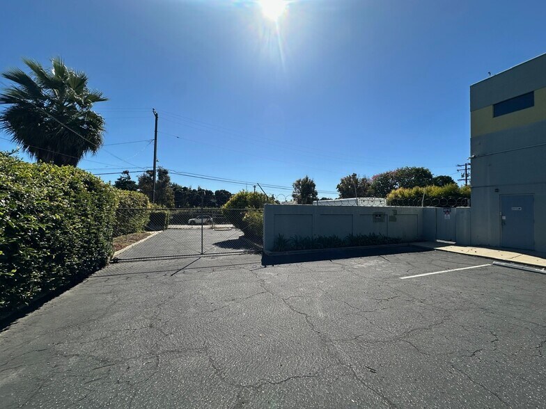 More Photos Of 1450 E Thompson Blvd, Ventura Freestanding For Lease