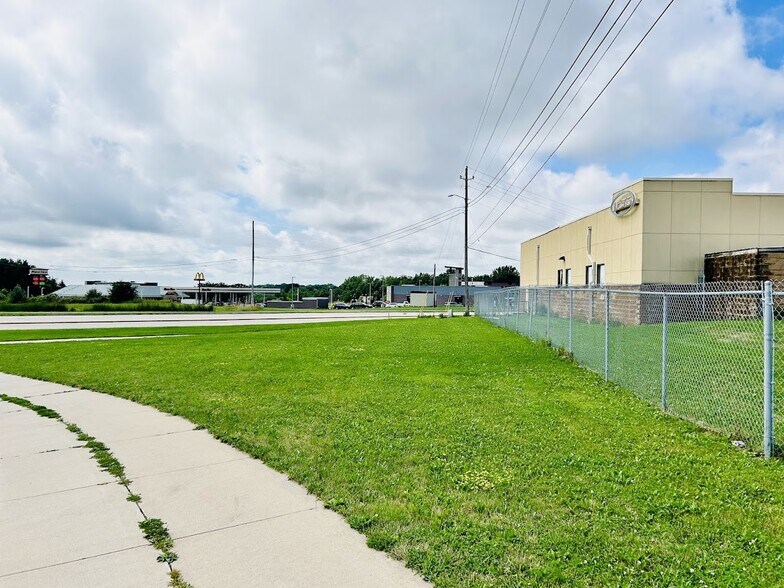 More Photos Of 2440 Clare Ln Ne, Rochester Flex For Sale