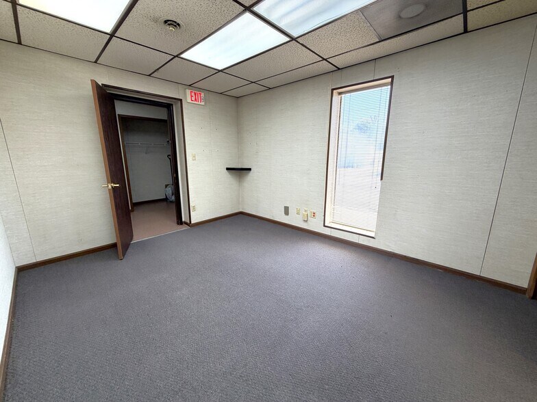 More Photos Of 305 N Mason St, Carrollton Office For Sale