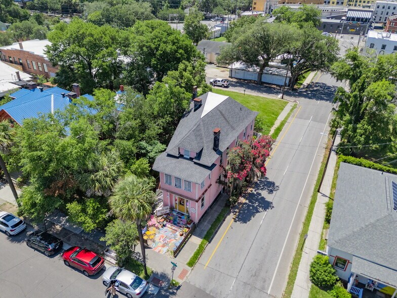 More Photos Of 17 W 41st St, Savannah Freestanding For Sale