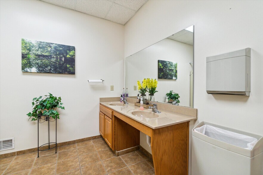 More Photos Of 701 E State St, Saint Johns Office For Sale