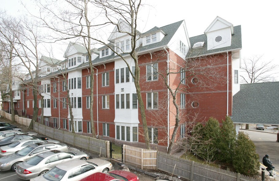 More Photos Of 19 Woodland St, Hartford Office For Sale