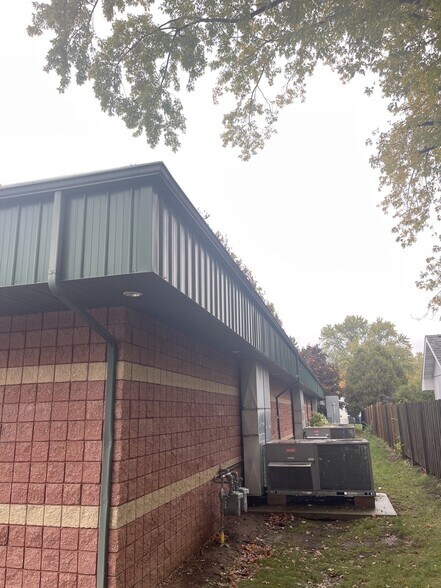 More Photos Of 3921 S Webster Ave, Green Bay General Retail For Lease