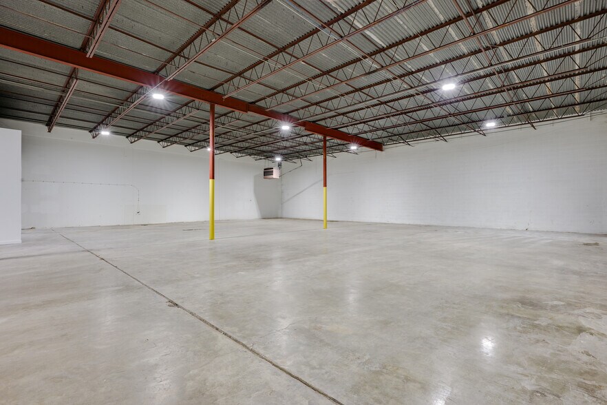 More Photos Of 3250-3254 International Pl, Irving Warehouse For Lease