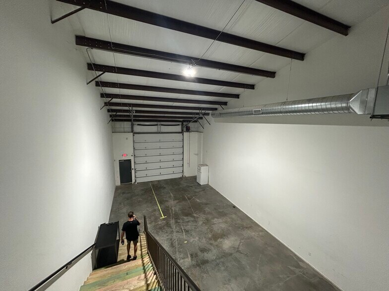 More Photos Of 25606 Old Kc Rd, Paola Showroom For Lease