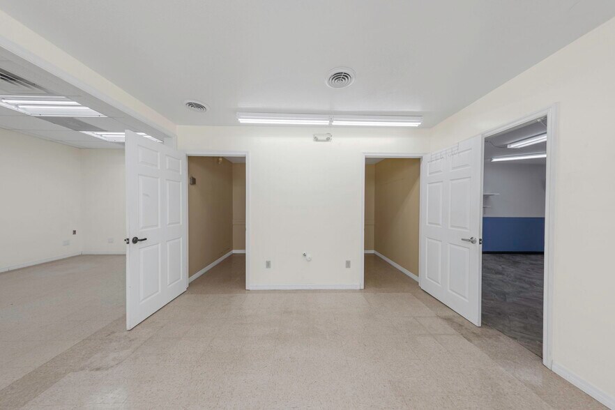 More Photos Of 565 Frederica Ln, Dunedin Warehouse For Lease