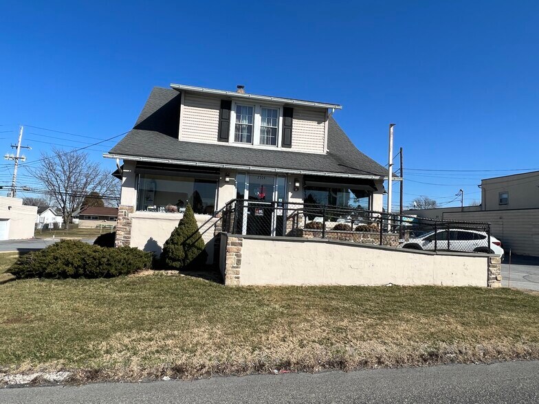 More Photos Of 2321 Macarthur Rd, Whitehall Freestanding For Lease