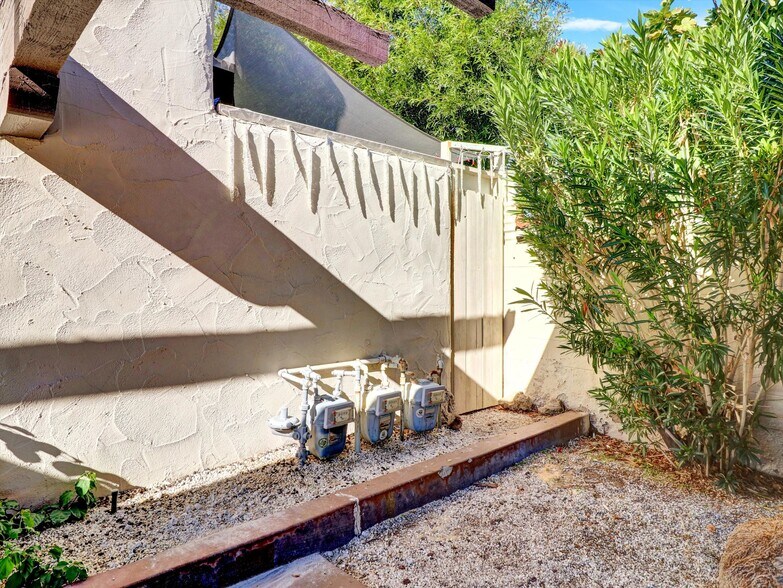 More Photos Of 525 S Thornhill Rd, Palm Springs Apartments For Sale