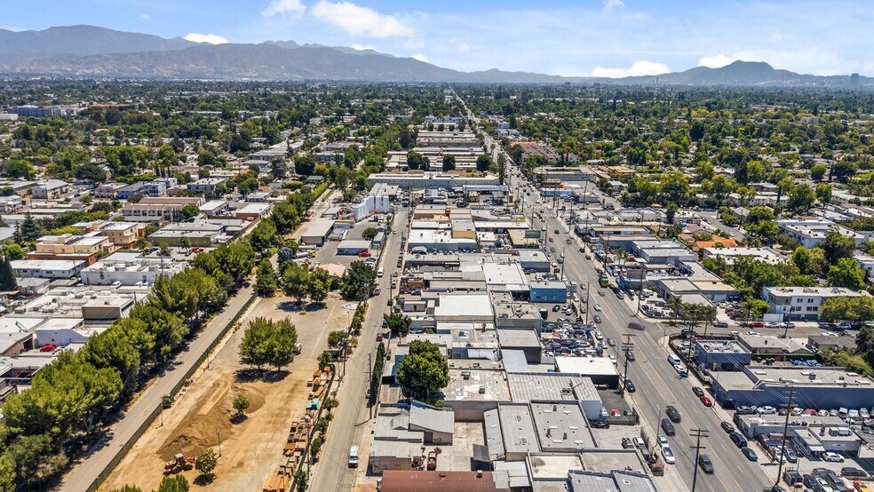 More Photos Of 14222-14226 Aetna St, Van Nuys Warehouse For Lease