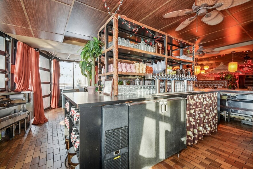 More Photos Of 1900 & 1924 Marshall St NE, Minneapolis Restaurant For Sale