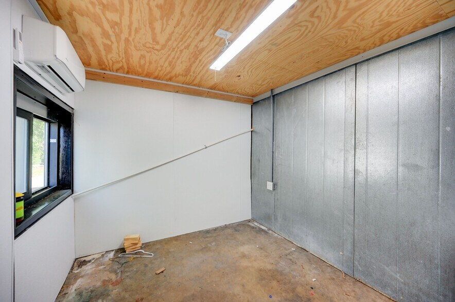 More Photos Of 1301 & 1307 Main St, Blanco Light Distribution For Sale