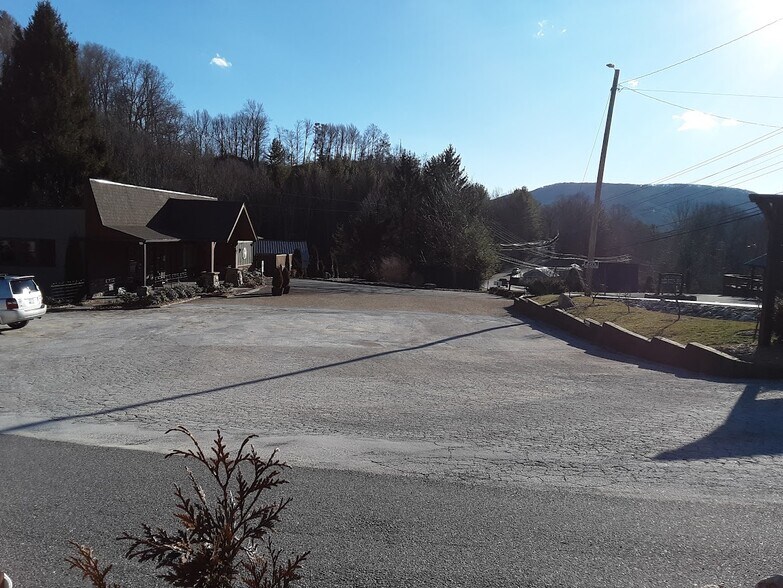 More Photos Of 444 S Beech Mountain Pky, Banner Elk Office For Sale