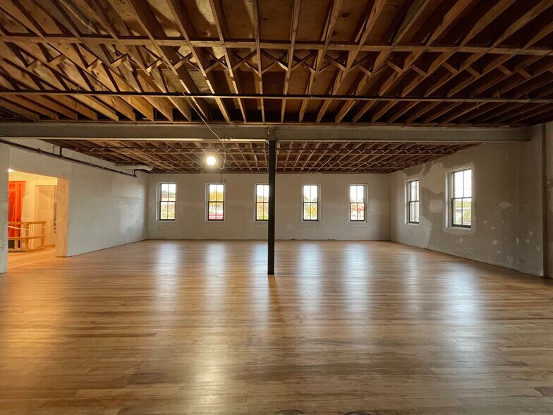 Primary Photo Of 1201 Keosauqua Way, Des Moines Restaurant For Lease