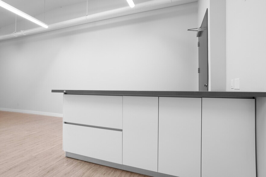 More Photos Of 3751-3761 S Hill St, Los Angeles Warehouse For Lease