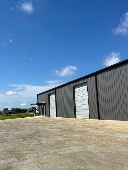 More Photos Of 1045 Sales Dr, Waxahachie General Retail For Lease