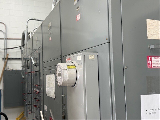 More Photos Of 425 Barclay Blvd, Lincolnshire Research And Development For Lease