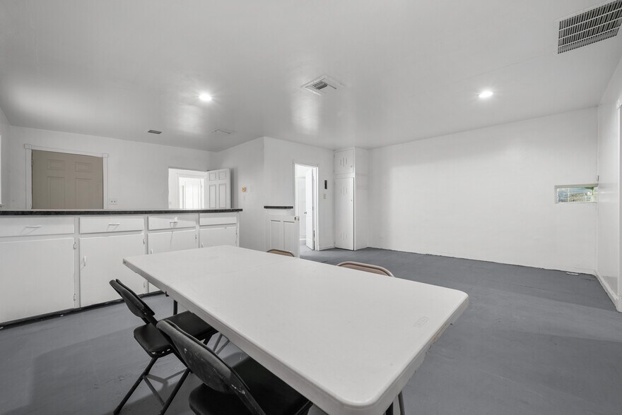 More Photos Of 550 Highway 46, Wasco Warehouse For Lease