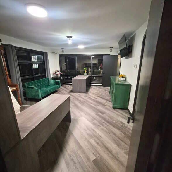 More Photos Of 32300 Grand River Ave, Farmington Office For Lease