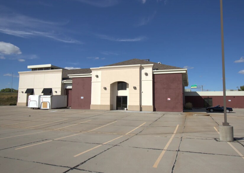 More Photos Of 2301 NW 12th St, Lincoln Showroom For Lease