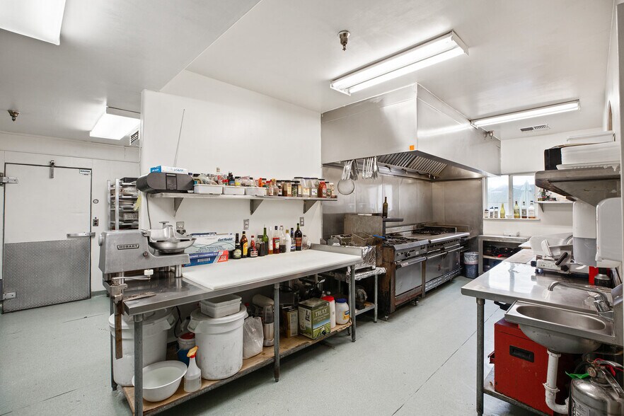 More Photos Of 504 N Cloverdale Blvd, Cloverdale General Retail For Sale
