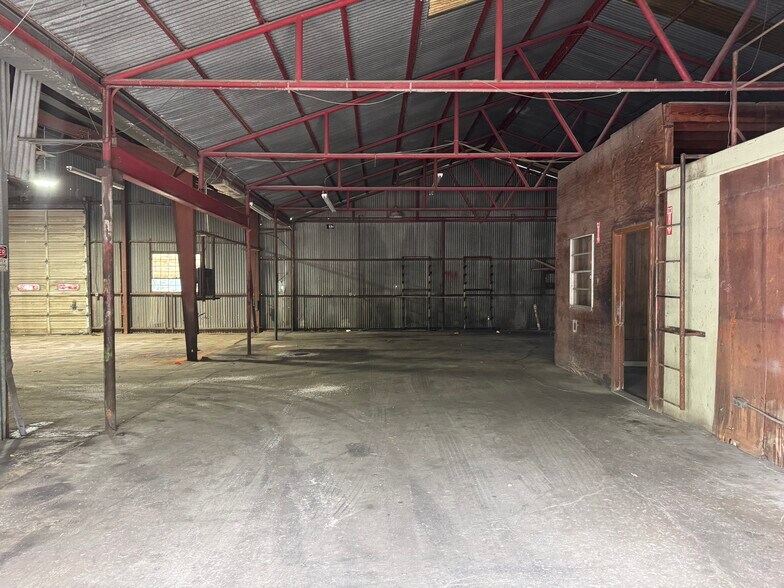 More Photos Of 6015 Ridgemont St, Houston Warehouse For Sale