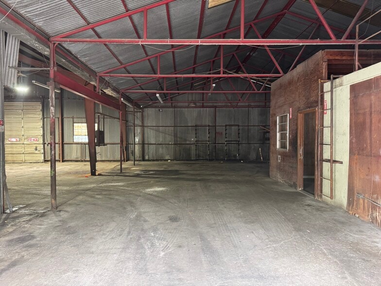 More Photos Of 6015 Ridgemont St, Houston Warehouse For Lease