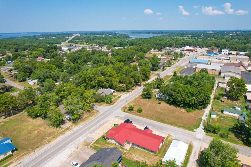 More Photos Of 601 S Broadway St, Grove Medical For Sale