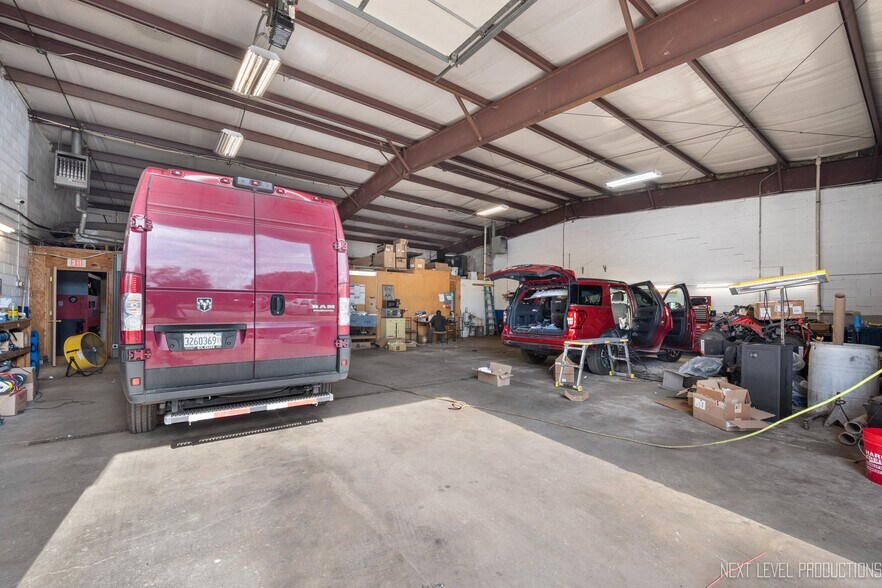 More Photos Of 765 Villa St, Elgin Warehouse For Lease