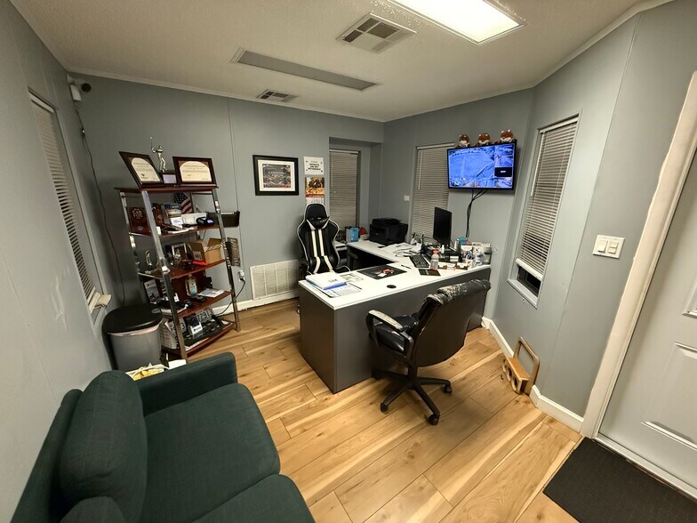 More Photos Of 4501 49th St N, Saint Petersburg Auto Dealership For Lease
