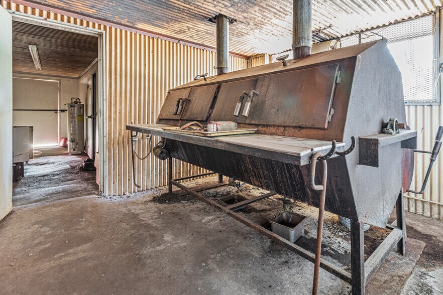 More Photos Of 301 N Wheeler Rd, Colmesneil Freestanding For Sale