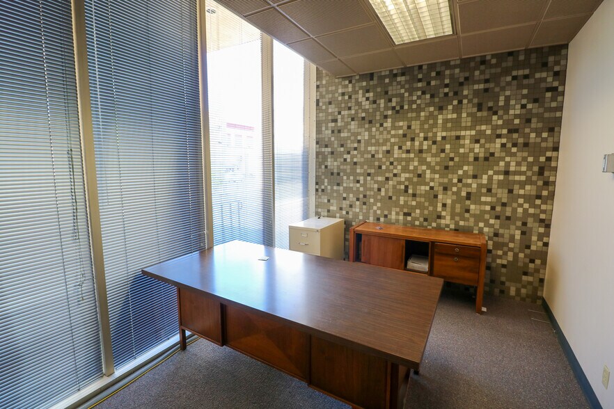 More Photos Of 619 SE Main St, Roseburg Bank For Sale