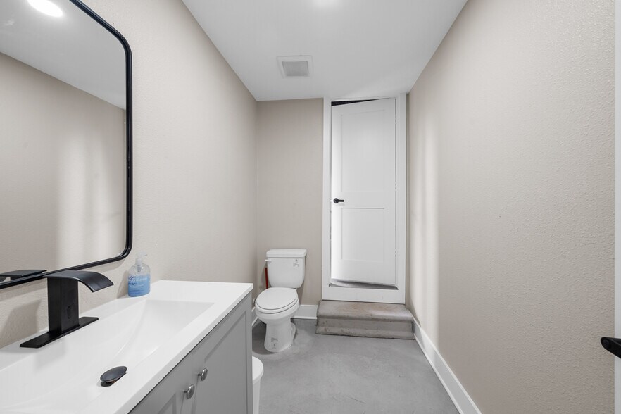 More Photos Of 29519 W Hawthorne Dr, Spring Flex For Sale