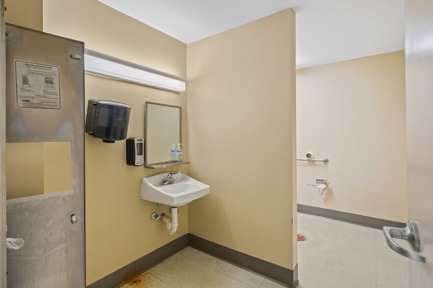 More Photos Of 6545 Normandy Blvd, Jacksonville Storefront Retail Office For Lease