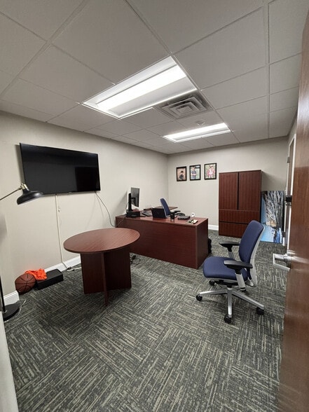 More Photos Of 6 Blackstone Valley Pl, Lincoln Medical For Lease