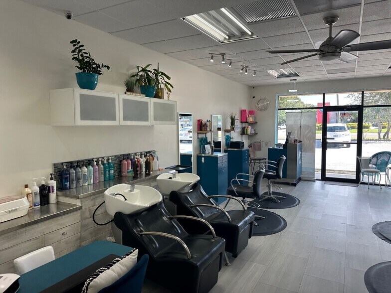 More Photos Of 1271-1291 San Christopher Dr, Dunedin General Retail For Lease