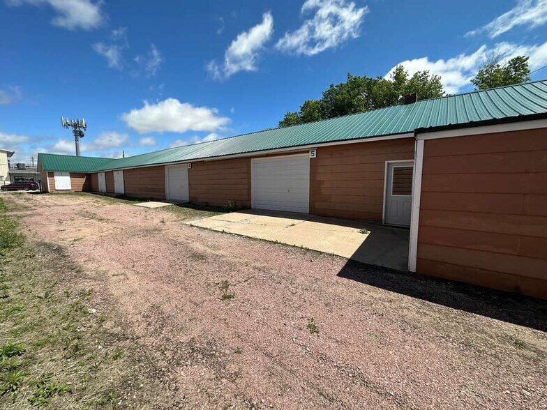 More Photos Of 401 E Everett St, Oneill Showroom For Sale