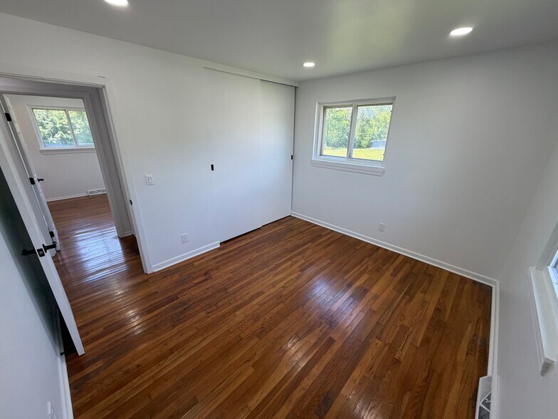 More Photos Of 911 Locust Dr, Richmond Flex For Sale
