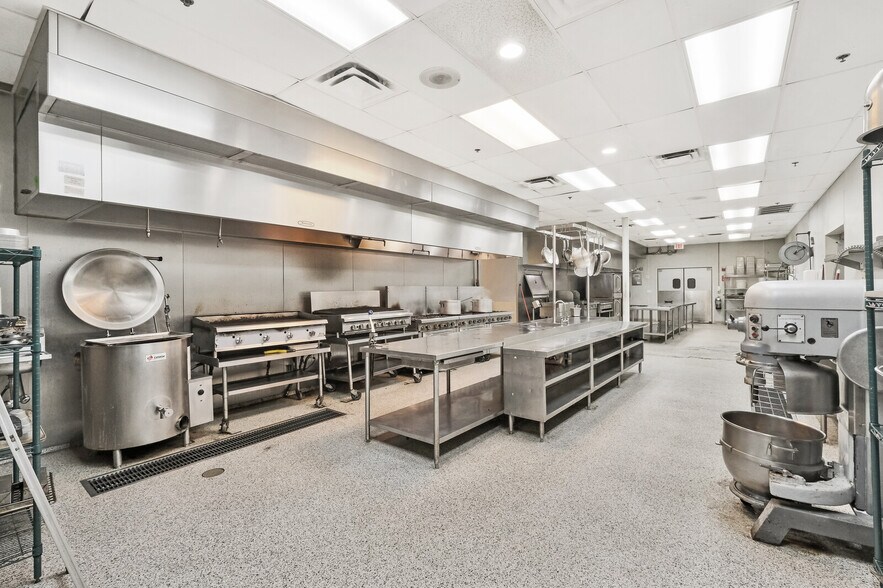 More Photos Of 4351 NE 12th Ter, Oakland Park Restaurant For Lease