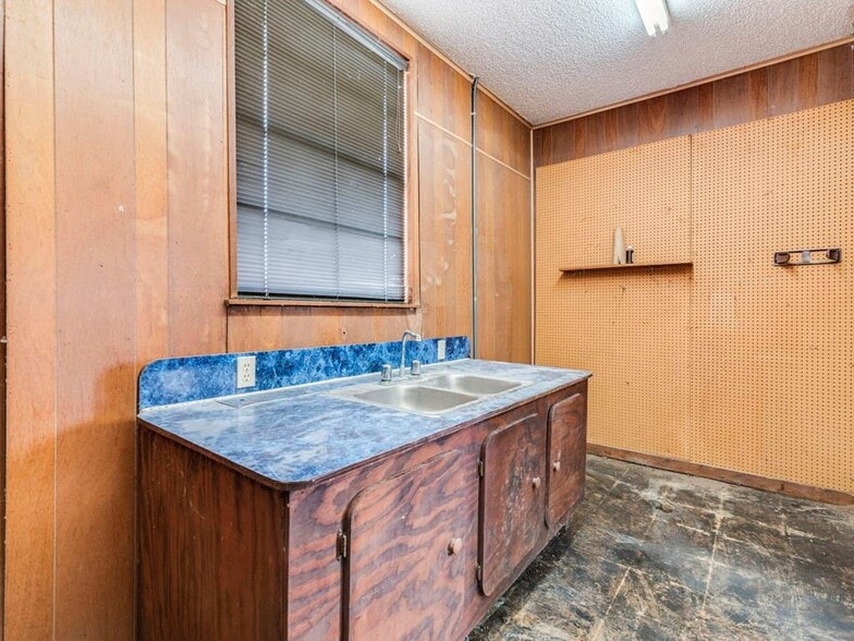 More Photos Of 185 S Titus St, Giddings Freestanding For Sale