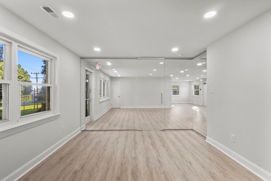 More Photos Of 679 Oakridge Farm Hwy, Mooresville Office For Sale